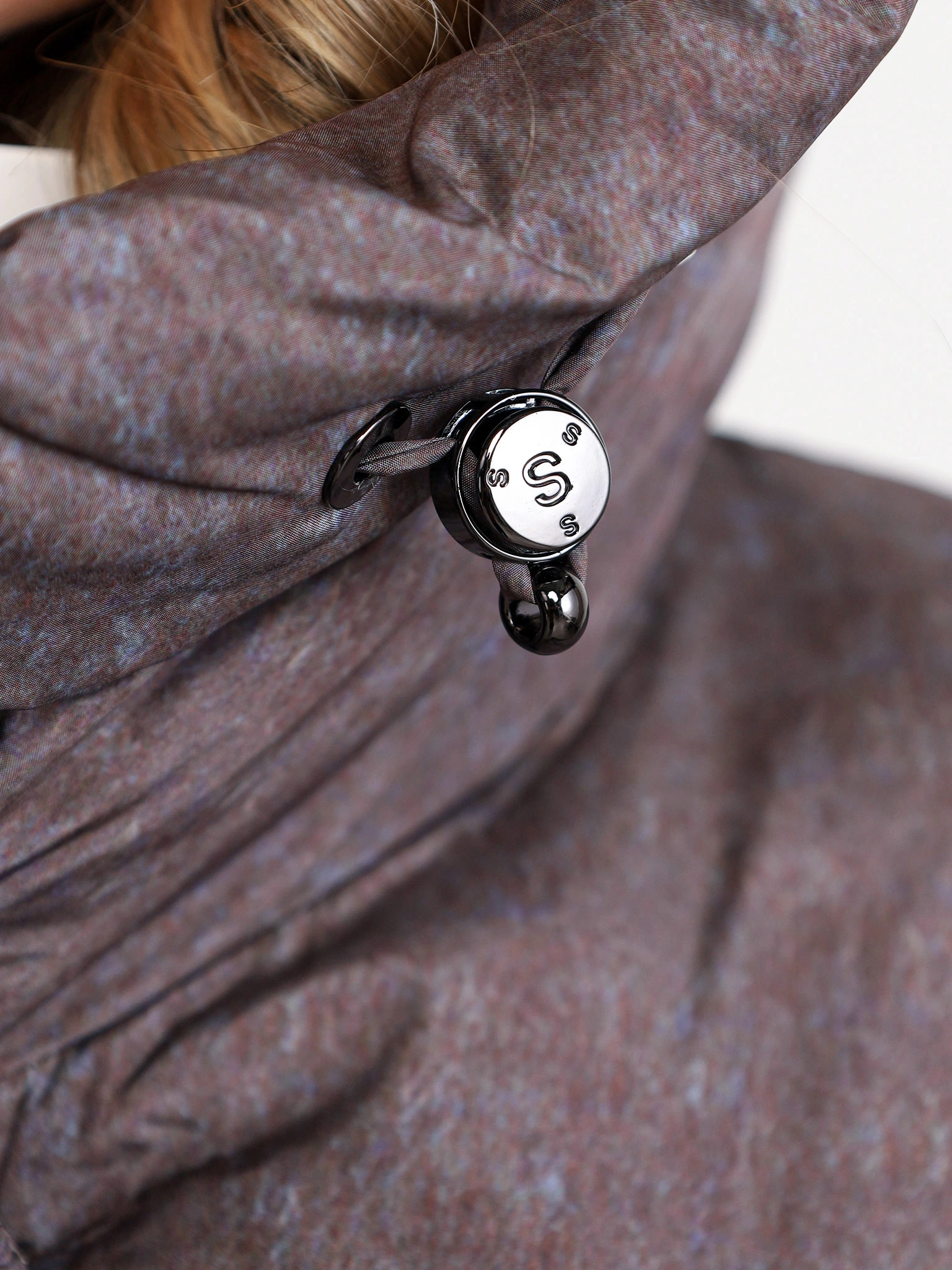 Пуховик коричневого цвета с двойным капюшоном